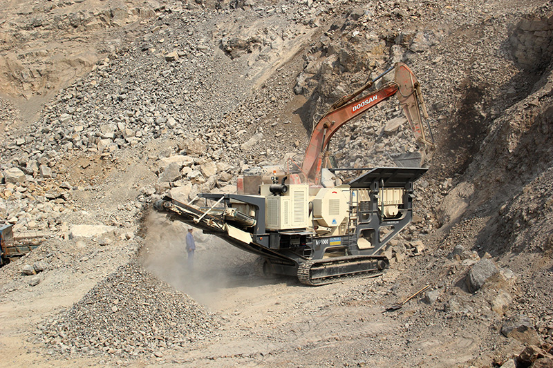 What are the factors affecting the output of mobile crushers